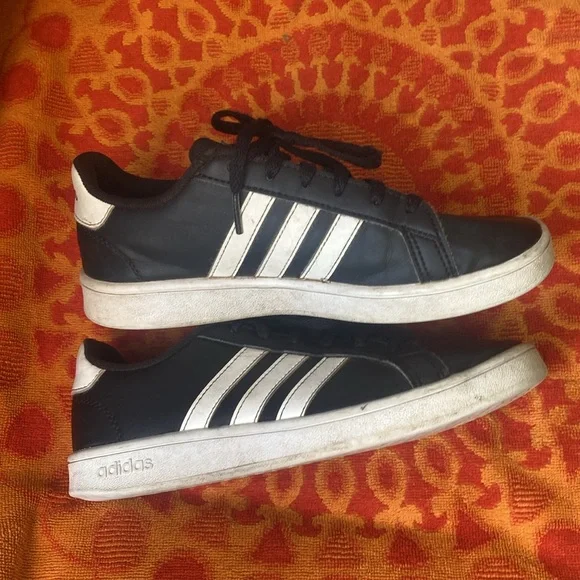Classic Adidas street shoes - Picture 3 of 5
